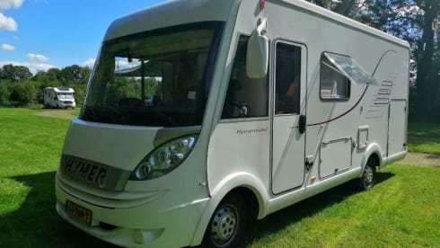 Wonderful luxury 4-person integral camper with plenty of storage space & bicycle carrier.