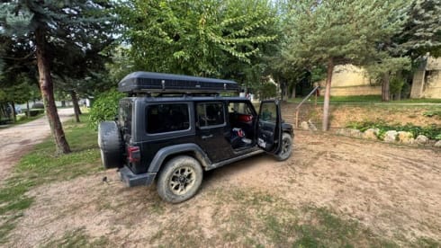 JLUR – La tua avventura fuoristrada con la Jeep Wrangler inizia qui (2 adulti + 2 bambini)