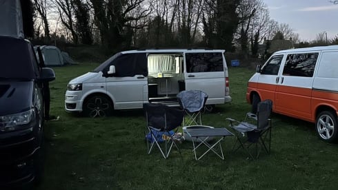 The Black Vanther  – Beautiful pop top 4 berth 4 x 4 VW Camper! 