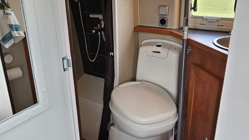 Avonturenbus – Cozy, fresh camper van, self-sufficient.