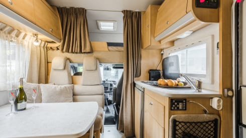 Alkoof King –  Fully equipped 6p camper with roof air conditioning and automatic leveling system