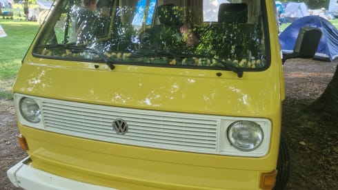 De Gele – 4p Volkswagen bus from 1980