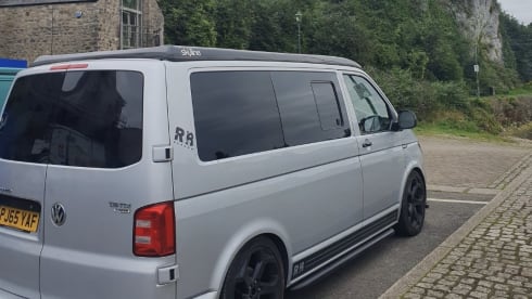 Silberner Volkswagen 2016 T6 Family Campervan mit 4 Schlafplätzen