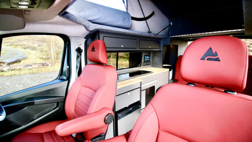 Floyd – 2025 Renault Crusader Off-Grid 4-berth Campervan