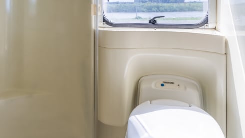 Knaussie – Wonderful compact alcove camper with 4 sleeping places