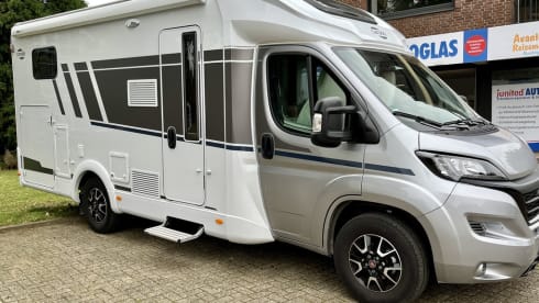 Carado T338 familiecamper – Luxurious spacious family camper, almost new and fully equipped. 
