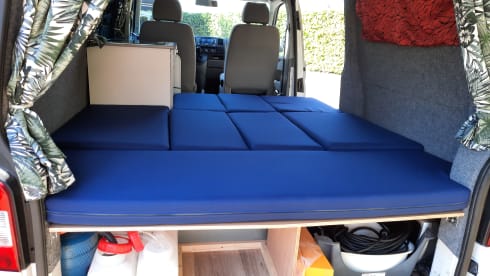 Compact camper van with round seating Volkswagen VW T5 TDI