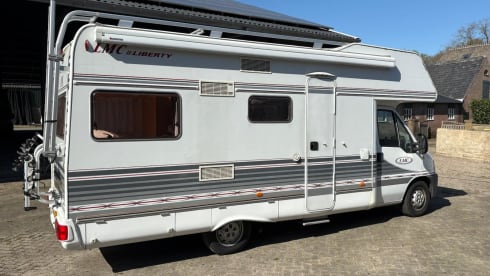 Cozy 4 person camper LMC Fiat Ducato alcove