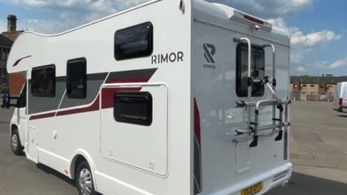 SEAL 50 FAMILY SPECIAL – 6 berth Rimor alcove from 2021