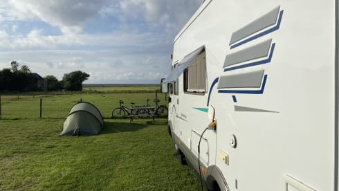 Spacious family camper with 6 seats
