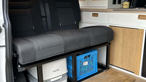 Vanny Blue – Luxurious & attractive VW camper Woodpecker - 4p