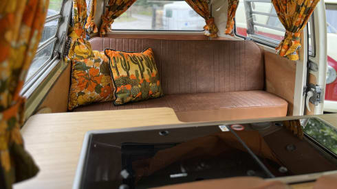 Lotus – Volkswagen-Campingbus mit 4 Schlafplätzen ab 2025