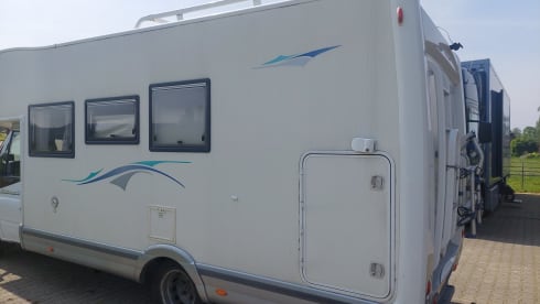Campie  – Spacious 5p camper with XXL garage 