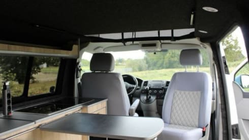 VW T5, luxury Two-Tone from 2015, new installation, automatic, many extras