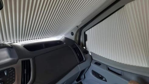 Rijdt erg comfortabel.  – Luxuriously furnished Rollerteam with length beds. 2.10 m standing height. Two air conditioners