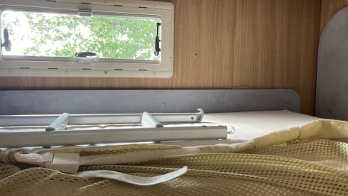 Nice, spacious alcove family camper with lots of light!
