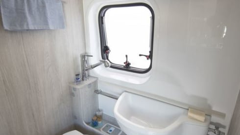 Jessie – Jessie, Camperbus Roller Team 4P, nice and compact and yet luxurious, shower and toilet