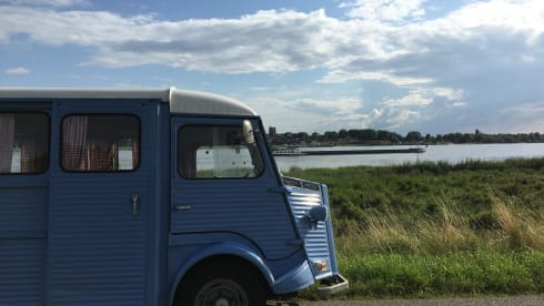 Feel good trip in retro Citroen HY - ultimate relaxation with character