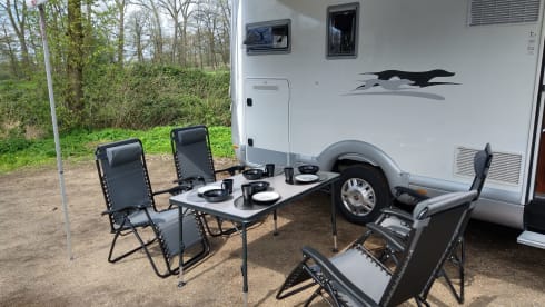 Very luxurious 2-3p Laika semi-integrated camper