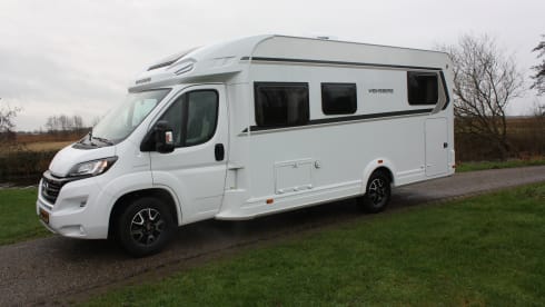 half integraal camper – This luxurious 4-person semi-integrated camper from the Weinsberg brand 