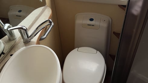 Snogly  – Bessecar e735 motorhome 6 berth excellent for families