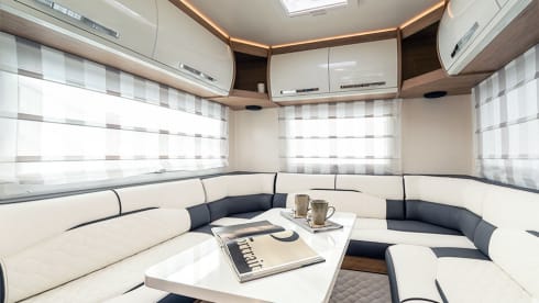 LUX 6 berth & 5 seatbelts – WiFi, 2 TV's, Pets ✅, Bikes ✅, Table & Chairs