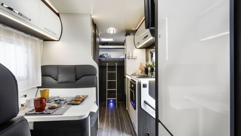 Zefiro 675  – 2022 Roller Team Zefiro 675 automatic 6 berth + 6 belts 