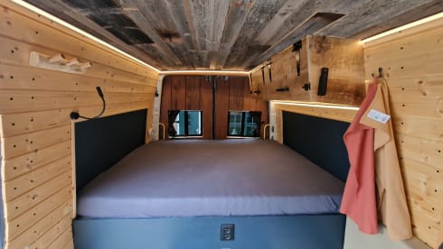 Tough 2 person bus camper - Off-grid