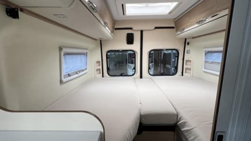 Very luxurious camper, 5.99 m, automatic, 2 length beds