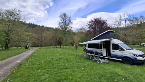 4p VW Crafter offgrid bus uit 2026 met lengtebed, daktent en fietsendrager
