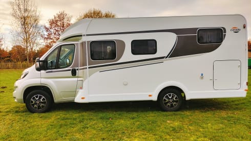 Libby – From 2022!! Good new 4 pers. camper with longitudinal beds and pull-down bed