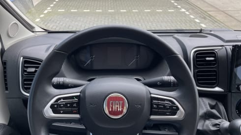 Tourer 5.9 – Carado CV 601 - fixed bed with a length of 5.99 METER!