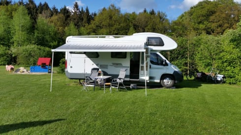 Nice walk with spacious 4-person camper