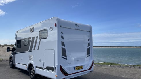 JustCamper  – NEW MY2026 Carado 328 semi-integrated Automatic 2 - 5 pers. 