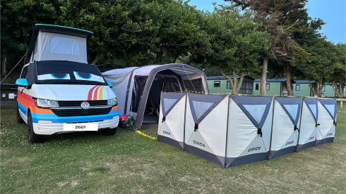 Ziggy – Ziggy - Retro and fun! 4 Berth VW T6 professionally converted Campervan