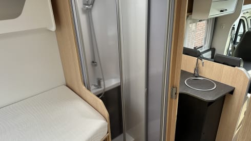 17/18 – Luxurious, comfortable camper with 2-person fixed bed and 2-person lifting bed!