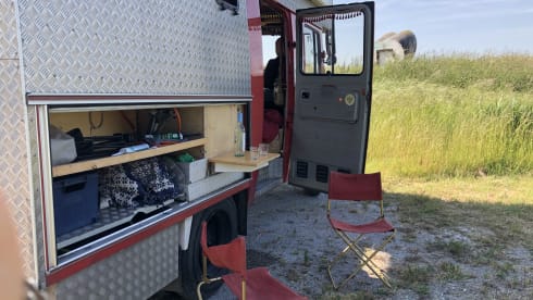 LET OP: C1 rijbewijs vereist – Ex-fire brigade Mercedes-Benz camper van from 1982