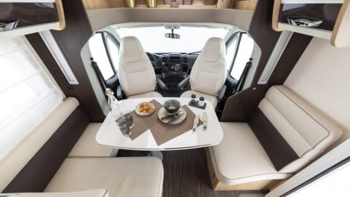 McLouis 2 Automaat – Premium Freedom! Modern Italian camper with single beds 