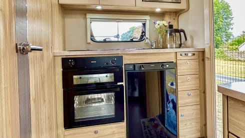 Fun Bus – 2 berth Peugeot semi 2017