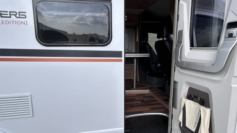 Prachtige Mercedes Benz 4 personen camper  – Uit gerust met Starlink satelliet internet 