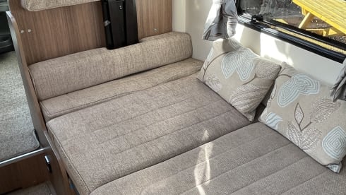 BAILEY – AMAZING PEGUEOT BAILEY 70-6 DRIVE ON A CAR LICENSE 6 BERTH AND 6 SEATBELTS