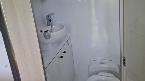 B.a.  – 2p VW Crafter bus uit 2014