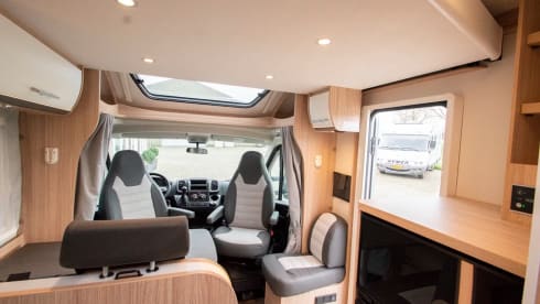 T69L – Hele mooie ruime 4 persoons Sunlight camper uit 2023, veel bergruimte.