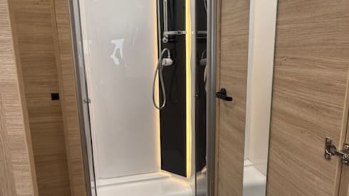 Challenger 380 – 4p Challenger semi-integrated from 2025