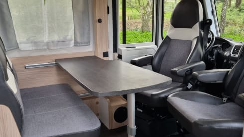 Ruime integraalcamper, van alle gemakken voorzien!  – 4 person Sunlight integral camper from 2019