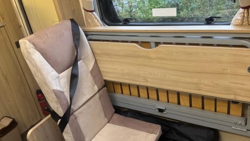 Cezar&Cleo – Eldis Majestic 185 , 4 Berth and 4 belt