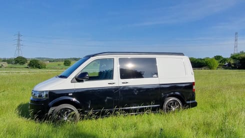 Pando  – VW T5 campervan 4 birth with deisel heater