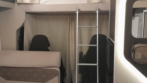 Happy Tour – 6-person Ahorn family camper Alcove 2018 with fixed beds 