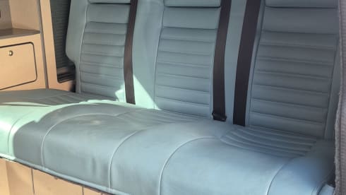 Betty Blu – Volkswagen campervan met 4 slaapplaatsen uit 2014