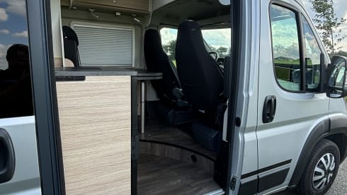 Harrie – Super neat 2 person Peugeot bus from 2015 with awning